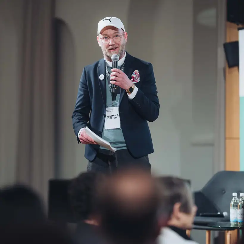 Architekturgespräche in Dresden 2025, Moderator auf Bühne vor Publikum