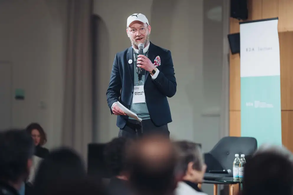Architekturgespräche in Dresden 2025, Moderator auf Bühne vor Publikum