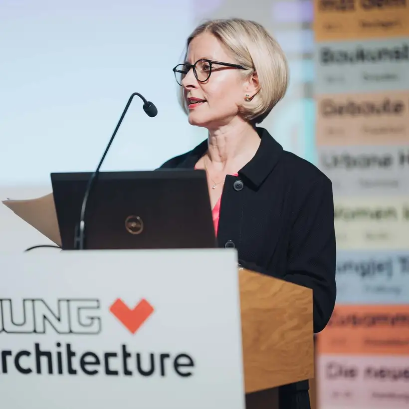 Architekturgespräche in Dresden 2025, Anmoderation am Rednerpult