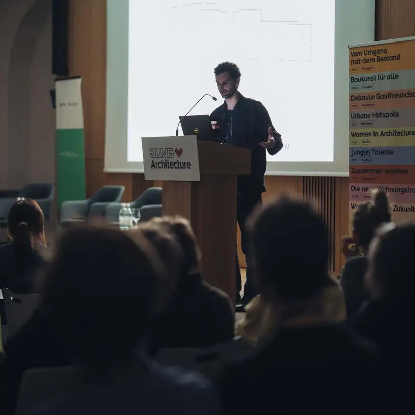 Architekturgespräche in Dresden 2025, Referent auf Bühne vor Publikum