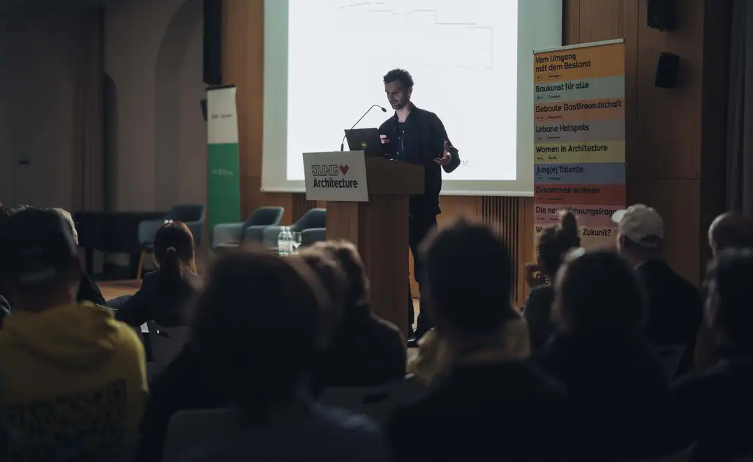 Architekturgespräche in Dresden 2025, Referent auf Bühne vor Publikum