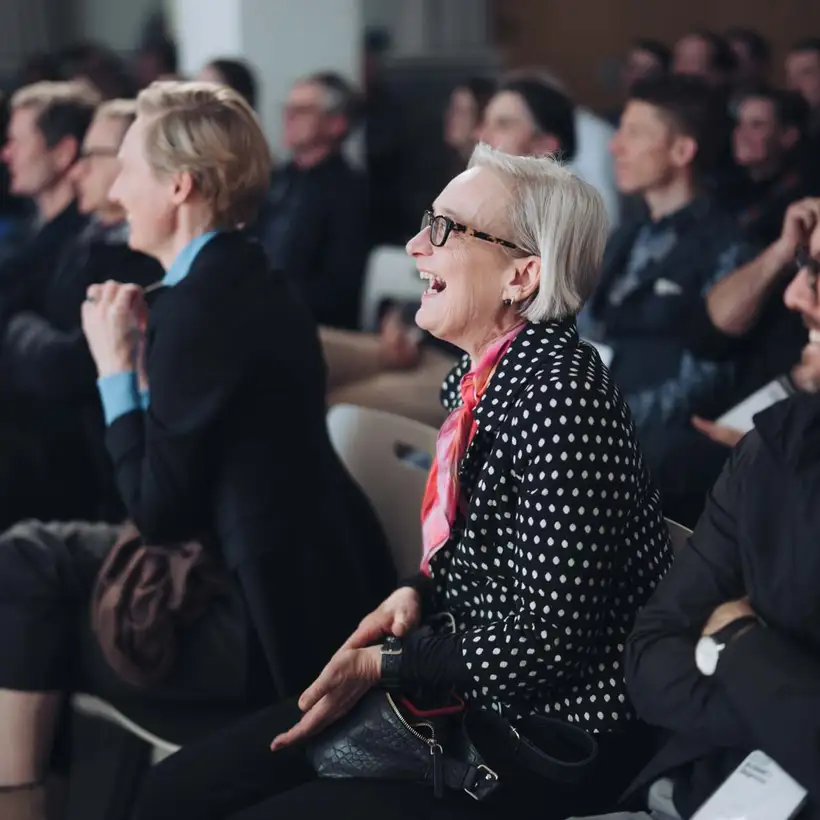 Architekturgespräche in Dresden 2025, lachende Besucherin im Publikum