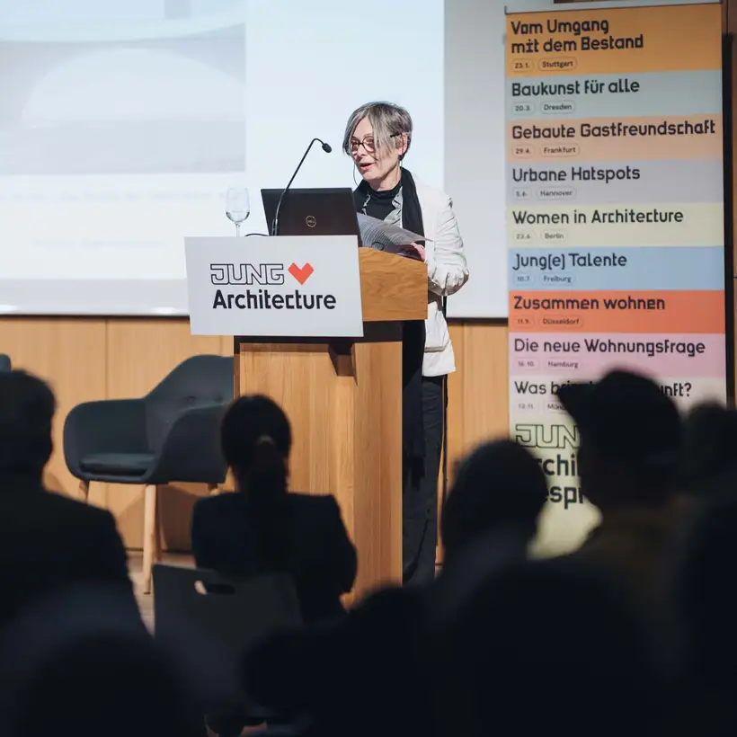 Architekturgespräche in Dresden 2025, Referentin auf Bühne vor Publikum