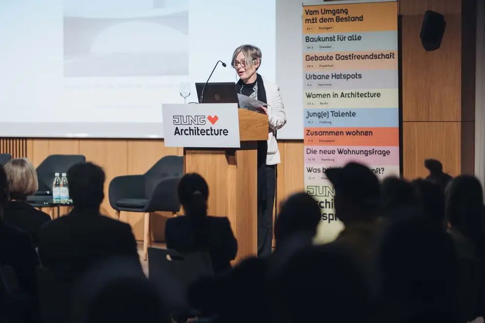 Architekturgespräche in Dresden 2025, Referentin auf Bühne vor Publikum