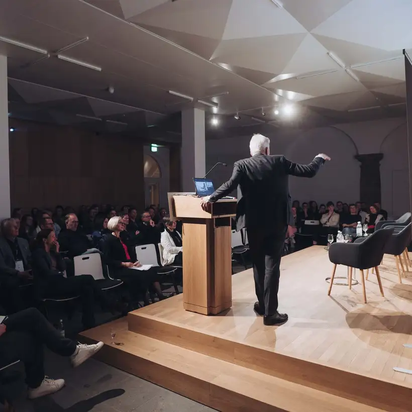 Architekturgespräche in Dresden 2025, Saal-Ansicht mit Publikum vor Referent auf Bühne