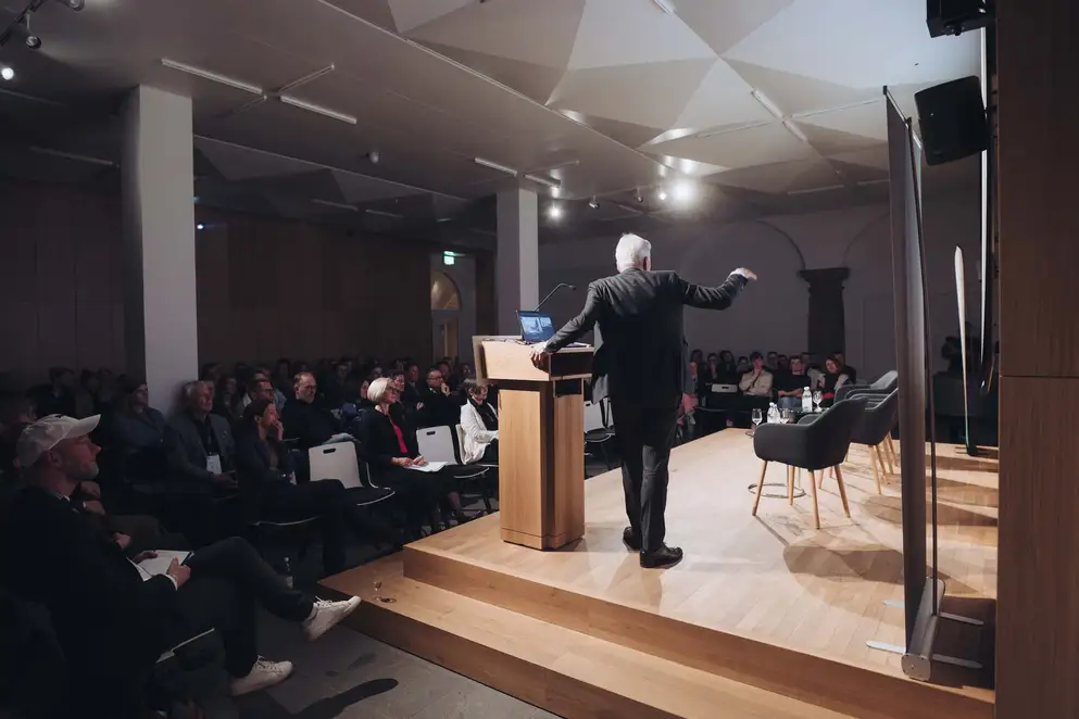 Architekturgespräche in Dresden 2025, Saal-Ansicht mit Publikum vor Referent auf Bühne