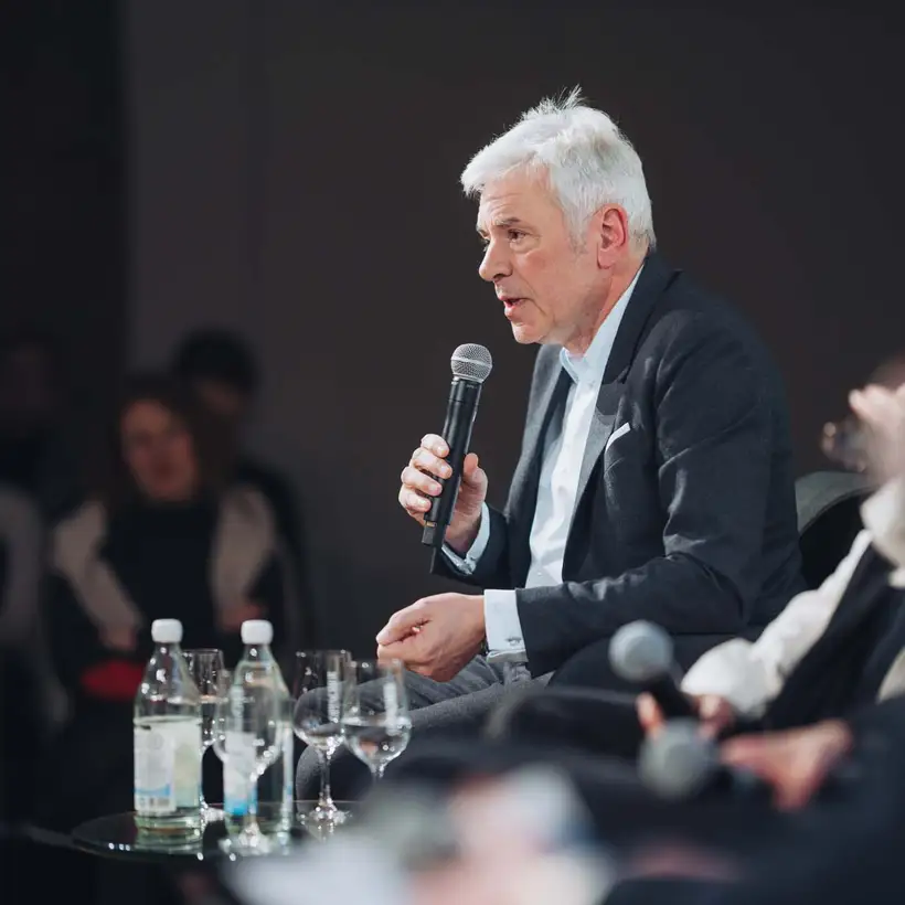 Architekturgespräche in Dresden 2025, Referent spricht bei Podiumsdiskussion auf Bühne