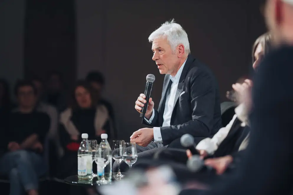 Architekturgespräche in Dresden 2025, Referent spricht bei Podiumsdiskussion auf Bühne