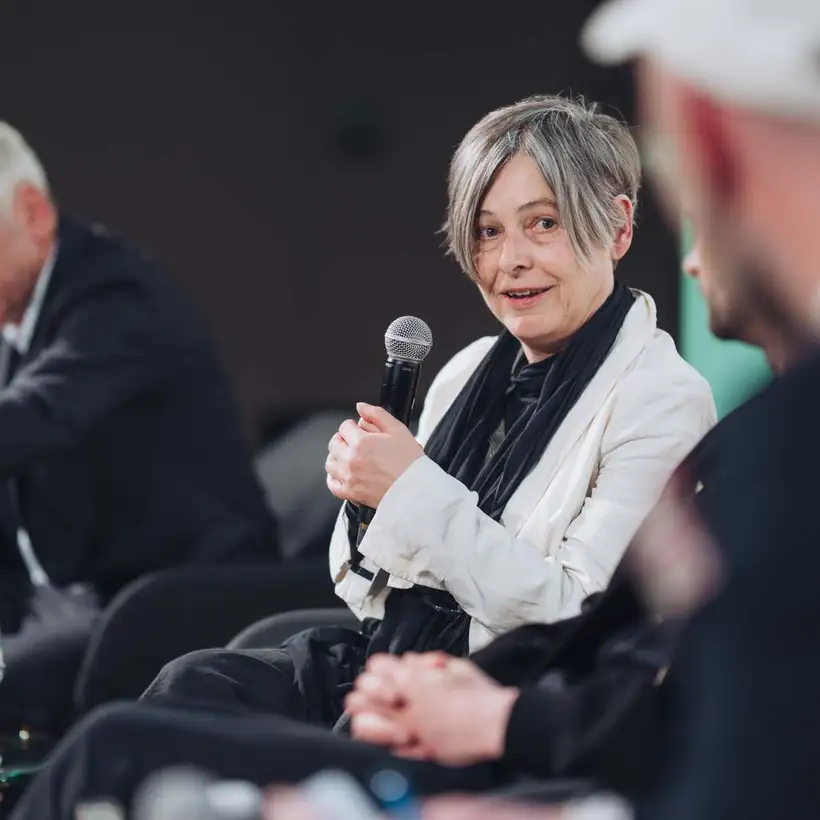 Architekturgespräche in Dresden 2025, Referentin spricht bei Podiumsdiskussion auf Bühne