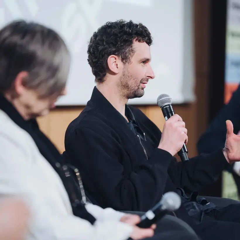 Architekturgespräche in Dresden 2025, Referent spricht bei Podiumsdiskussion auf Bühne