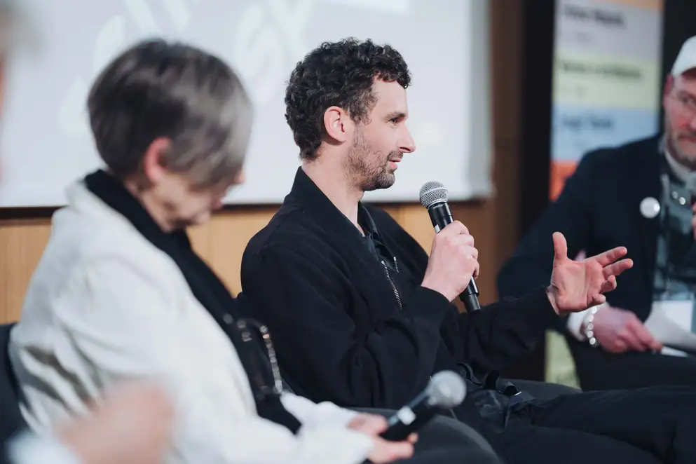 Architekturgespräche in Dresden 2025, Referent spricht bei Podiumsdiskussion auf Bühne