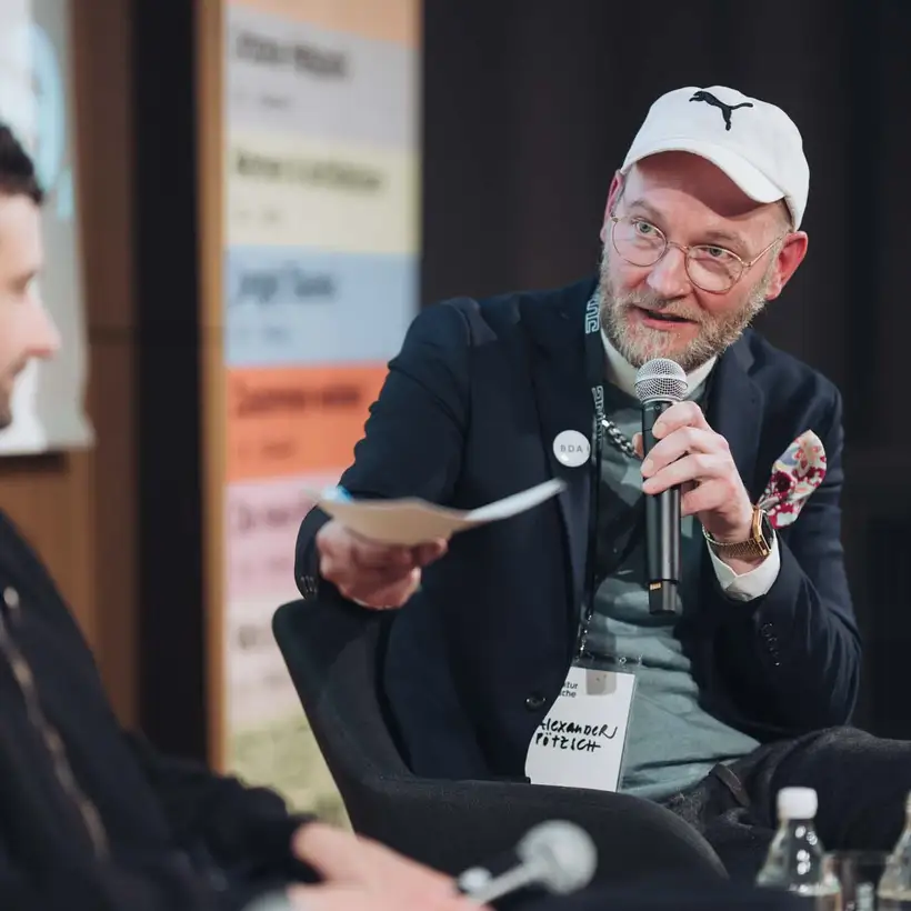 Architekturgespräche in Dresden 2025, Moderator bei Podiumsdiskussion auf Bühne