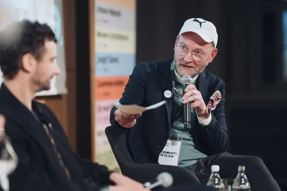 Architekturgespräche in Dresden 2025, Moderator bei Podiumsdiskussion auf Bühne
