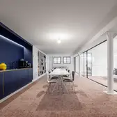 Innenansicht der Kresings Büroräume in Münster. Ein großer Tisch steht mittig in einem Raum.