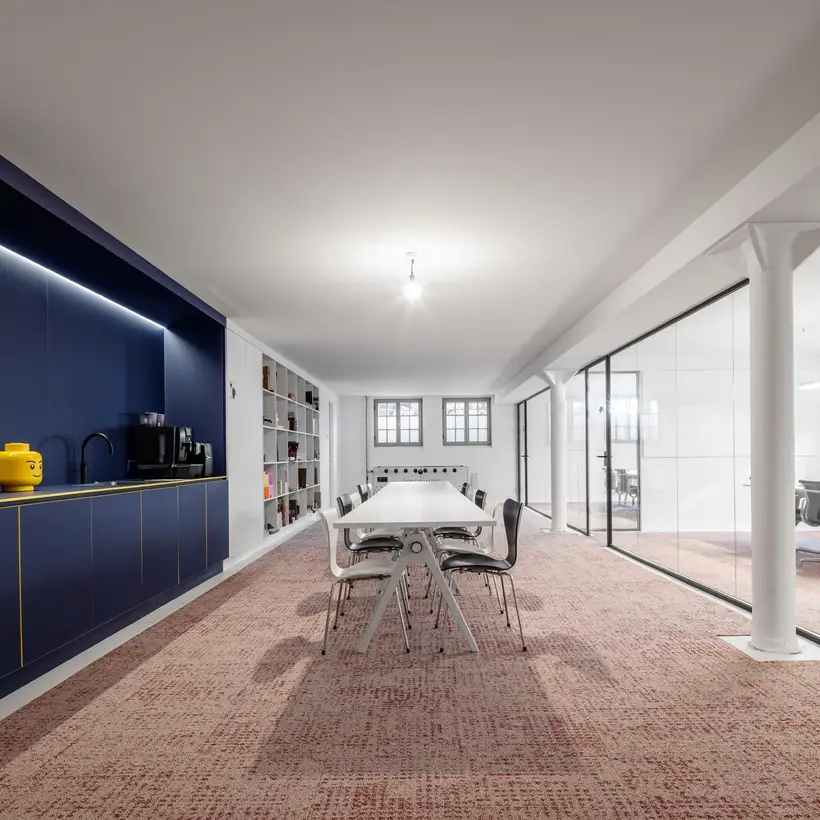 Innenansicht der Kresings Büroräume in Münster. Ein großer Tisch steht mittig in einem Raum.