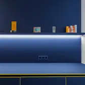 Ein blaues Sideboard mit LS 990 Steckdosen in passendem Les Couleurs Farbton
