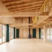 Ein großer Raum im Walderlebniszentrum mit großen Fenstern an beiden Seiten.