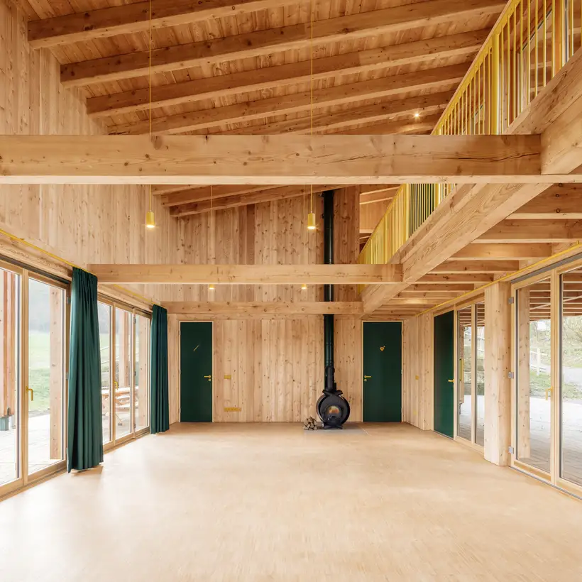 Ein großer Raum im Walderlebniszentrum mit großen Fenstern an beiden Seiten.