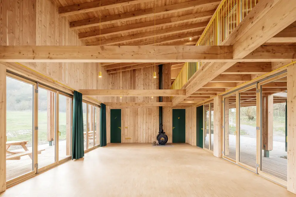 Ein großer Raum im Walderlebniszentrum mit großen Fenstern an beiden Seiten.