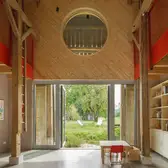 Blick auf große, geöffnete Glastüren, welche in die Natur führen