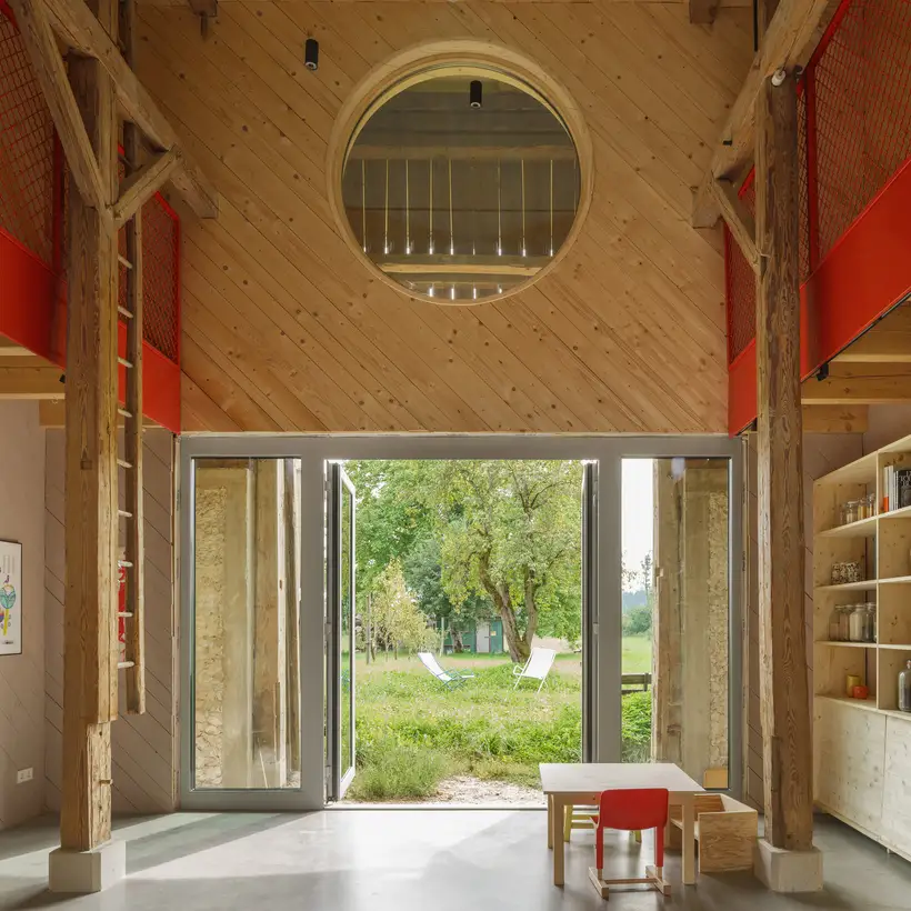 Blick auf große, geöffnete Glastüren, welche in die Natur führen