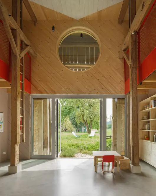 Blick auf große, geöffnete Glastüren, welche in die Natur führen