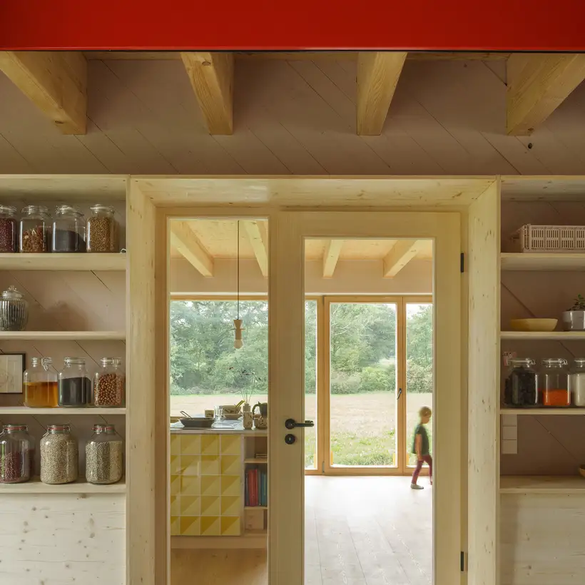 Innenansicht der renovierten Scheine. Ein Kind läuft hinter einer Glastür durch den Raum