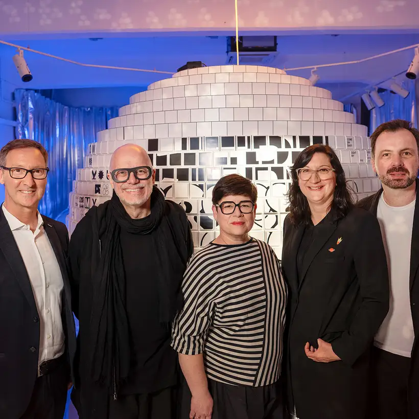 Gruppenfoto von Deniz Turgut, Peter Ippolito, Dijane Slavic, Tilla Goldberg und Axel Knapp vor der interaktiven Installation "ATMOSPHERE