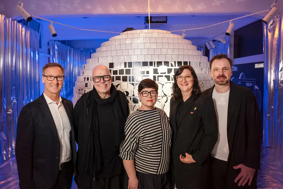 Gruppenfoto von Deniz Turgut, Peter Ippolito, Dijane Slavic, Tilla Goldberg und Axel Knapp vor der interaktiven Installation "ATMOSPHERE
