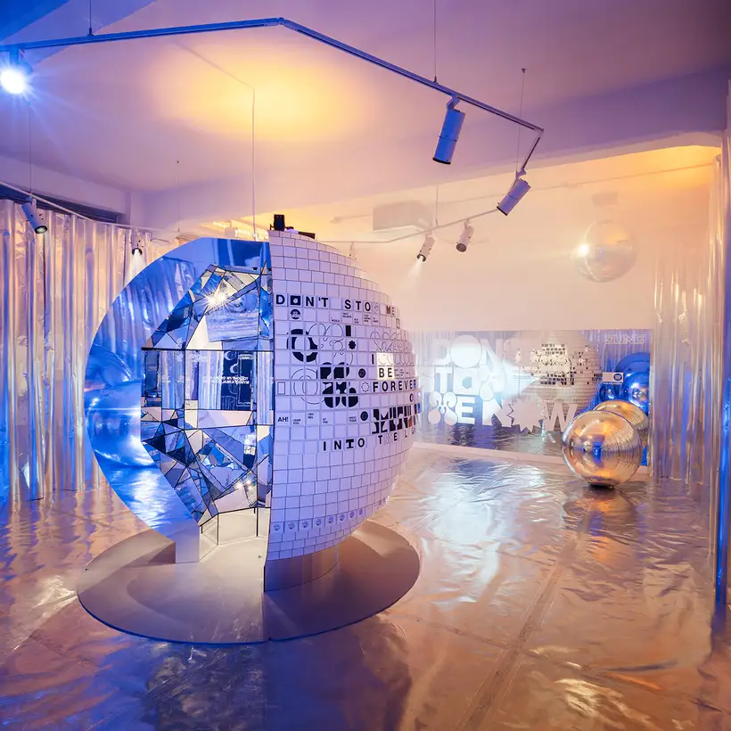 Perspektivische Aufnahme der Installation ATMOSPHERE - Interaktive Installation aus Musik, Licht und Poesie.