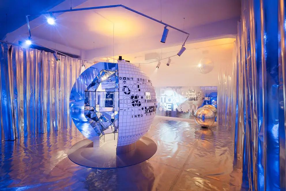 Perspektivische Aufnahme der Installation ATMOSPHERE - Interaktive Installation aus Musik, Licht und Poesie.