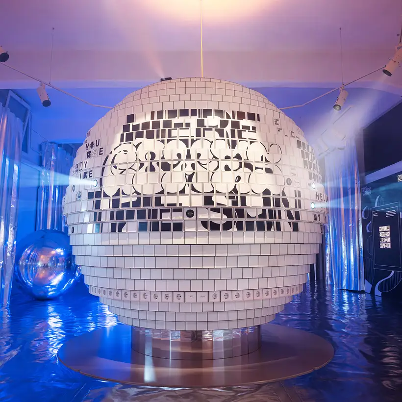 Frontale Aufnahme der Installation ATMOSPHERE - Interaktive Installation aus Musik, Licht und Poesie.