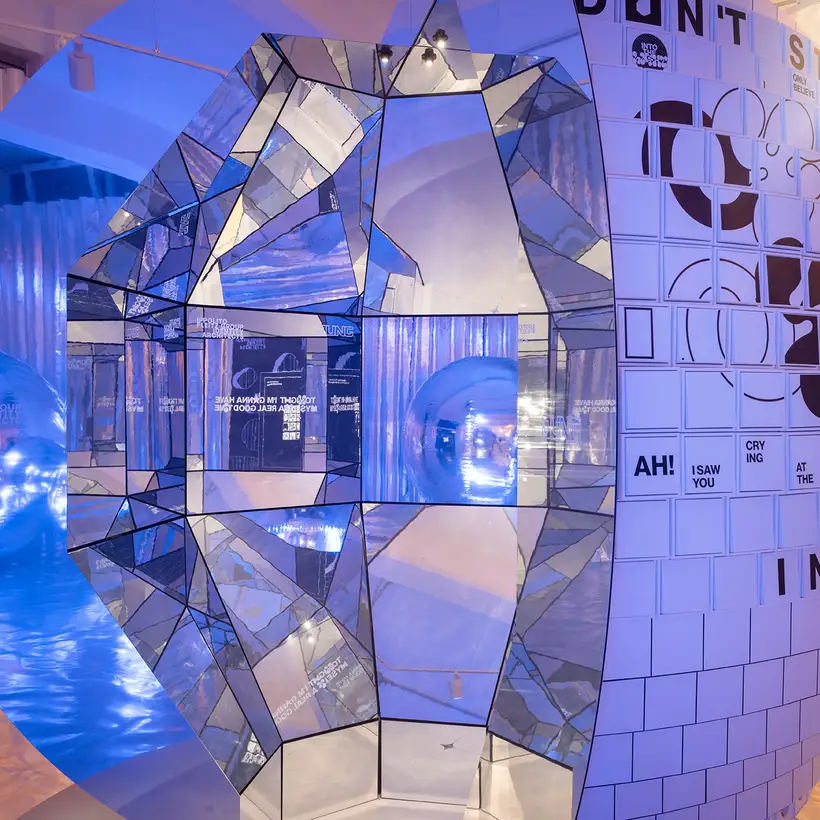 Detailaufnahme vom inneren der Installation ATMOSPHERE - Interaktive Installation aus Musik, Licht und Poesie.