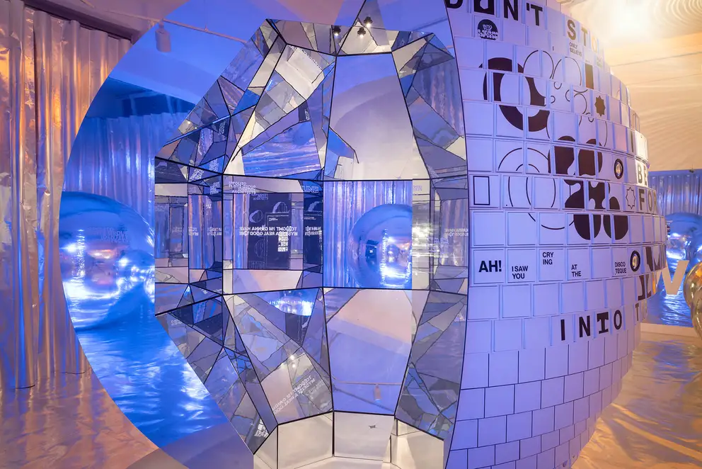 Detailaufnahme vom inneren der Installation ATMOSPHERE - Interaktive Installation aus Musik, Licht und Poesie.
