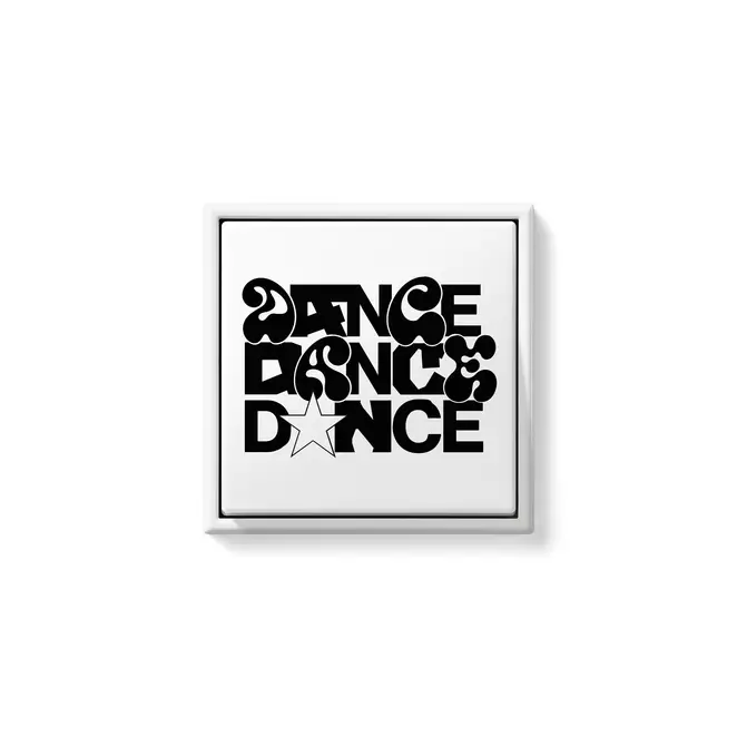 JUNG Unique & IFG LS 990 Schalter in Alpinweiß mit der Aufschrift "Dance Dance Dance"