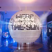 Frontalansicht der Installation mit den Worten "Here Comes The Sun"