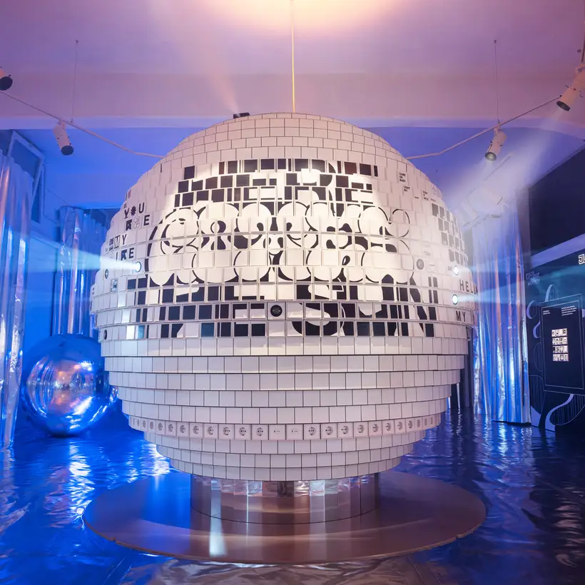 Frontalansicht der Installation mit den Worten "Here Comes The Sun"