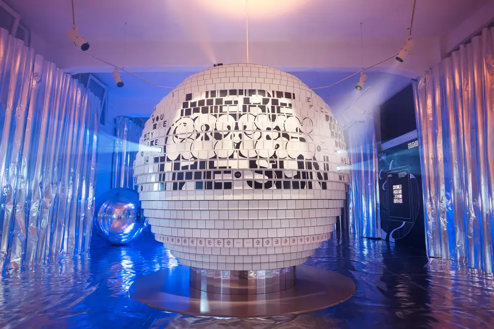 Frontalansicht der Installation mit den Worten "Here Comes The Sun"