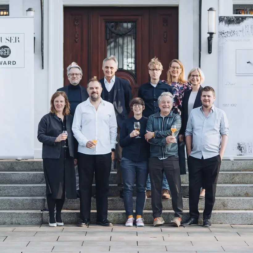 Elbgespräche 2025 / HÄUSER AWARD - Teilnehmende auf Steintreppe vor Location-Eingang