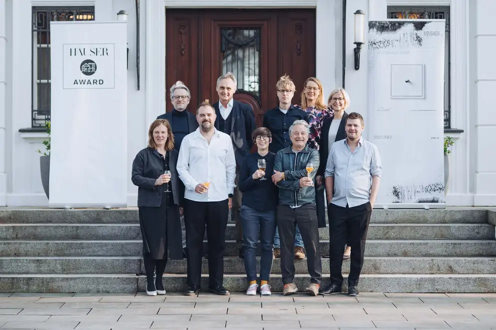 Elbgespräche 2025 / HÄUSER AWARD - Teilnehmende auf Steintreppe vor Location-Eingang