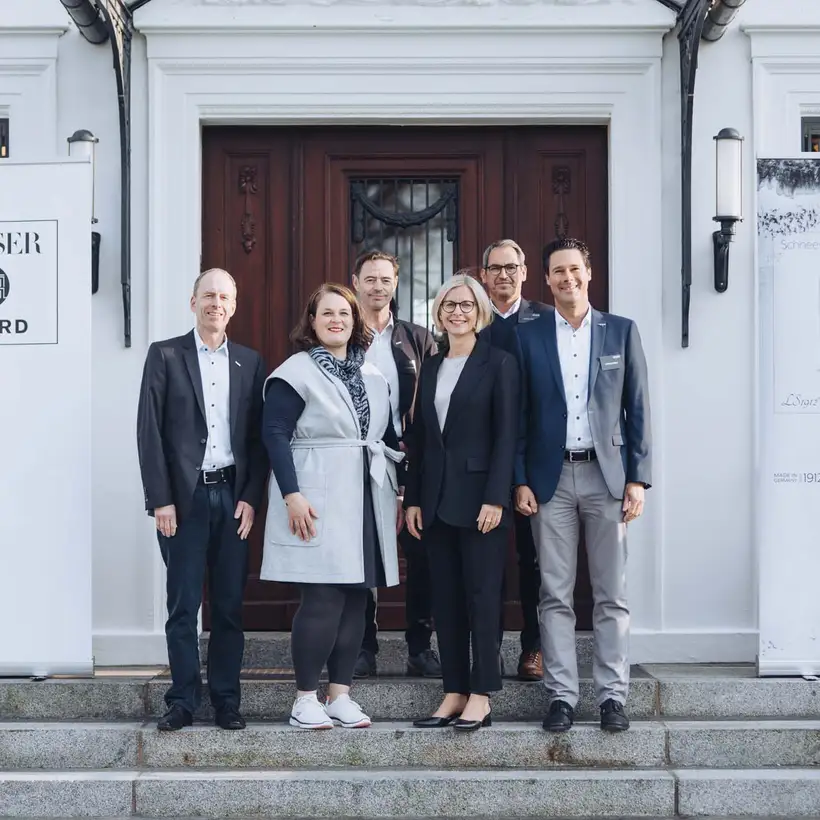 Elbgespräche 2025 / HÄUSER AWARD - Teilnehmende auf Steintreppe vor Location-Eingang
