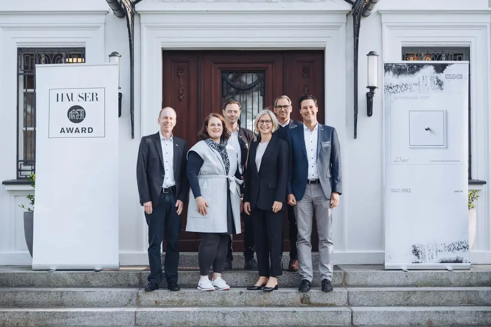 Elbgespräche 2025 / HÄUSER AWARD - Teilnehmende auf Steintreppe vor Location-Eingang