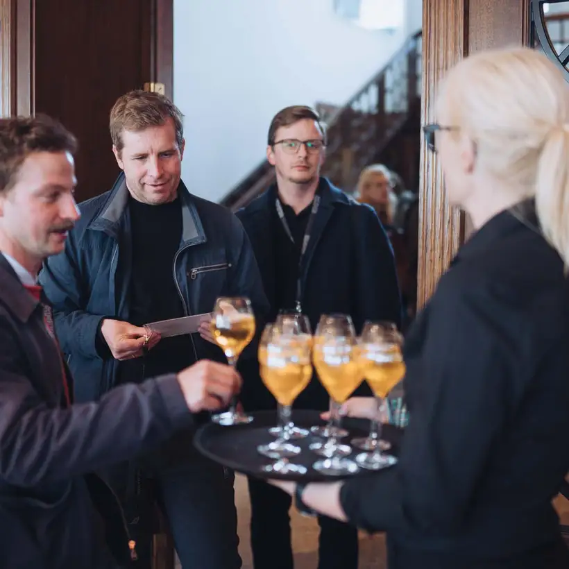 Elbgespräche 2025 / HÄUSER AWARD - Teilnehmer bekommen Getränke angeboten