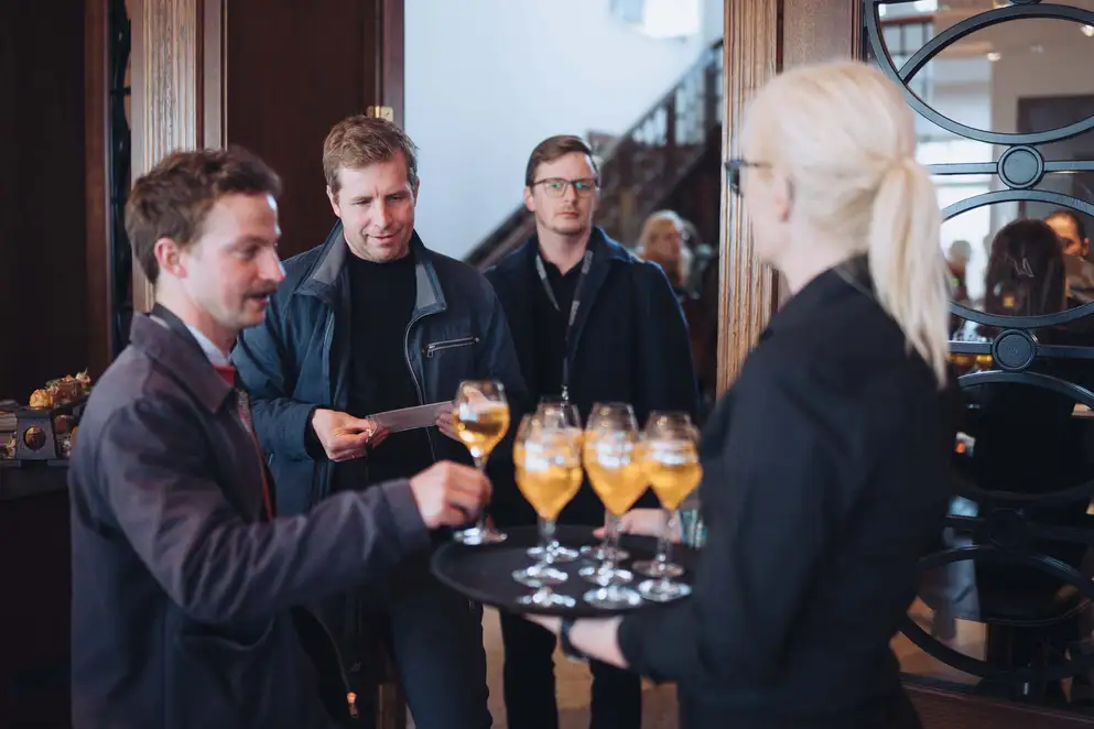 Elbgespräche 2025 / HÄUSER AWARD - Teilnehmer bekommen Getränke angeboten