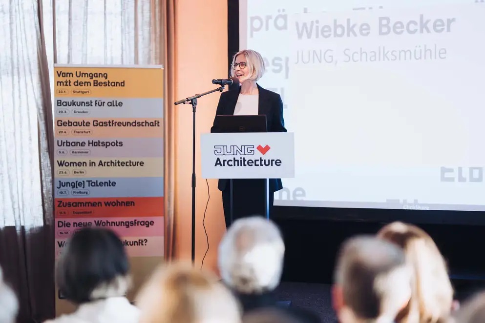 Elbgespräche 2025 / HÄUSER AWARD - Anmoderation durch Wiebke Becker