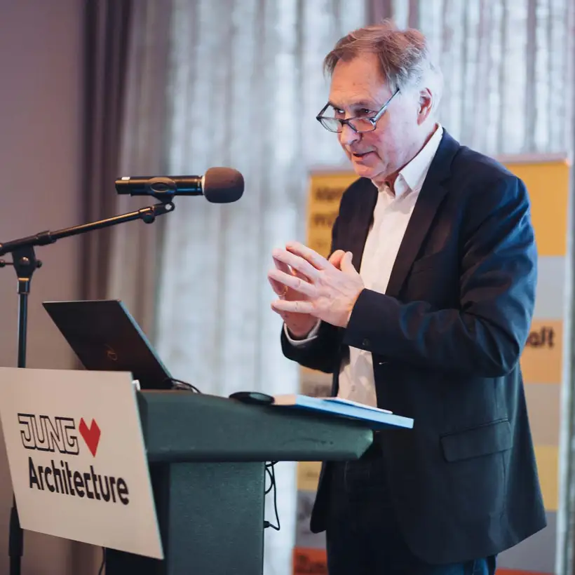 Elbgespräche 2025 / HÄUSER AWARD - Referent am Rednerpult