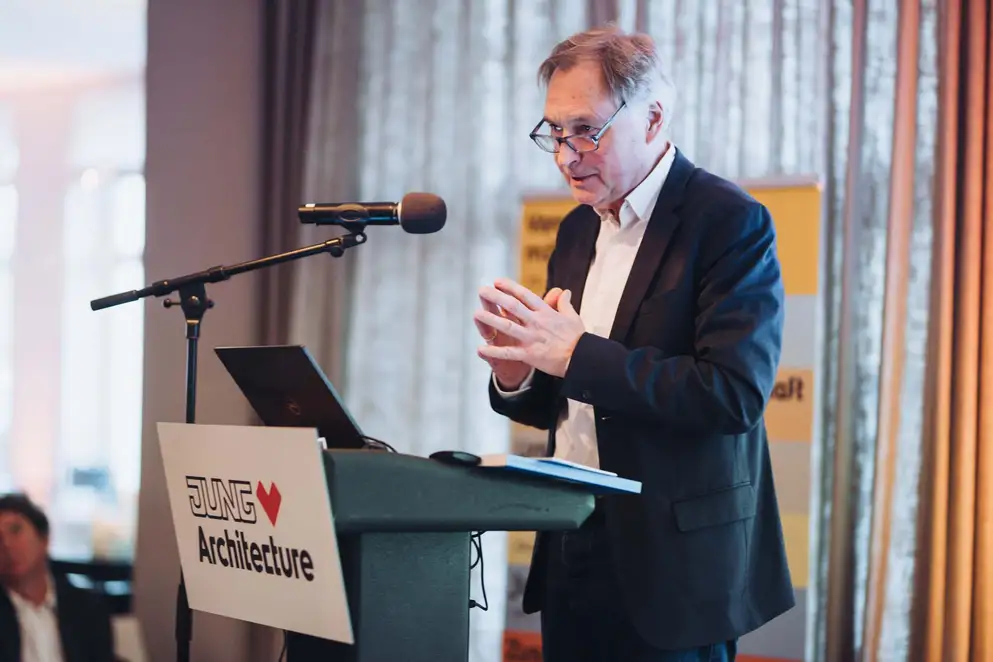 Elbgespräche 2025 / HÄUSER AWARD - Referent am Rednerpult
