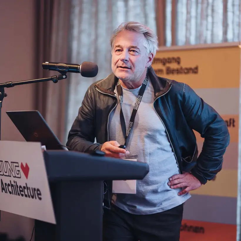 Elbgespräche 2025 / HÄUSER AWARD - Referent am Rednerpult