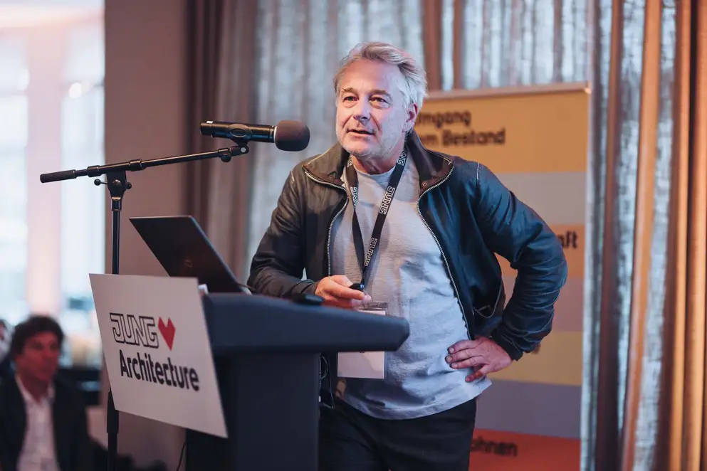 Elbgespräche 2025 / HÄUSER AWARD - Referent am Rednerpult