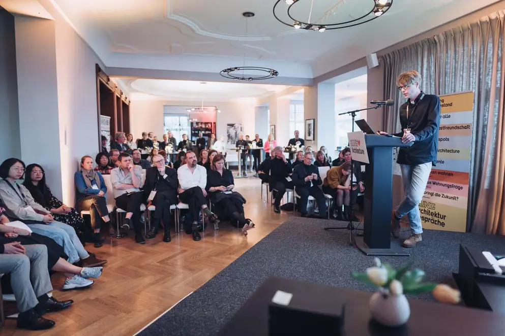 Elbgespräche 2025 / HÄUSER AWARD - Saalansicht mit Referent auf Bühne vor Publikum